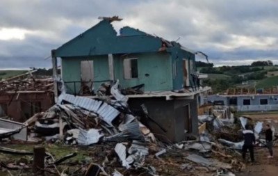 Cidade destruída por tornado no Paraná prioriza doações de materiais de construção