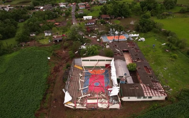 Tornado deixou rastro de destruição em três cidades de Santa Catarina, entre elas, Dionísio Cerqueira | abc+