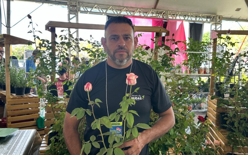 Festa das Rosas em Sapiranga - Emerson é de Capela de Santana e vende rosas no evento | abc+