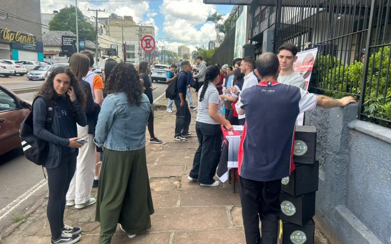 Pequena fila se formou por volta das 12h30 no Colégio 25 de Julho, em Novo Hamburgo | abc+