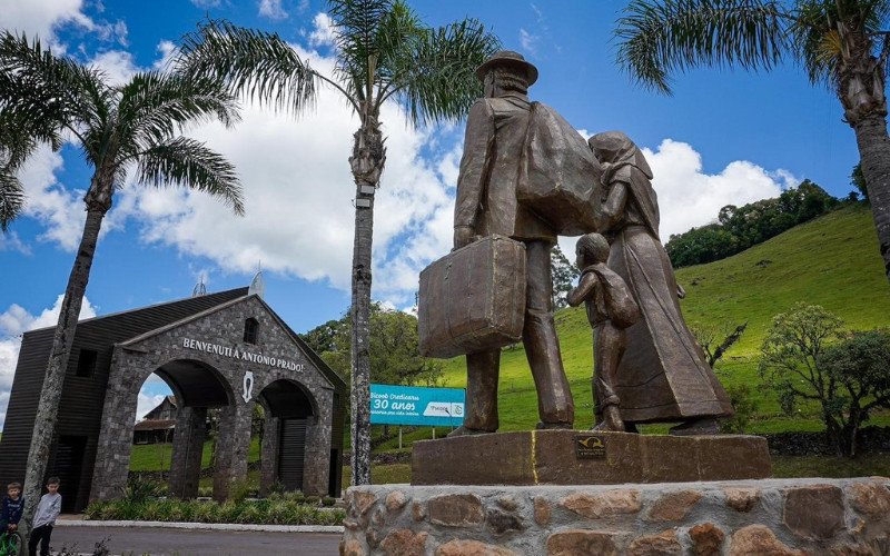 monumento em homenagem aos 150 anos da imigração italiana em antônio prado no rs