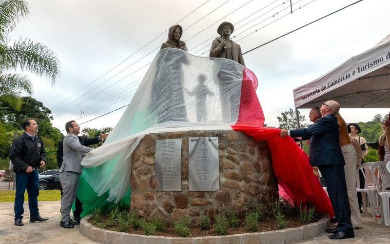 monumento em homenagem aos 150 anos da imigração italiana em antônio prado no rs