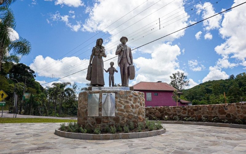 Monumento em homenagem aos 150 anos da imigração italiana foi inaugurado no RS
