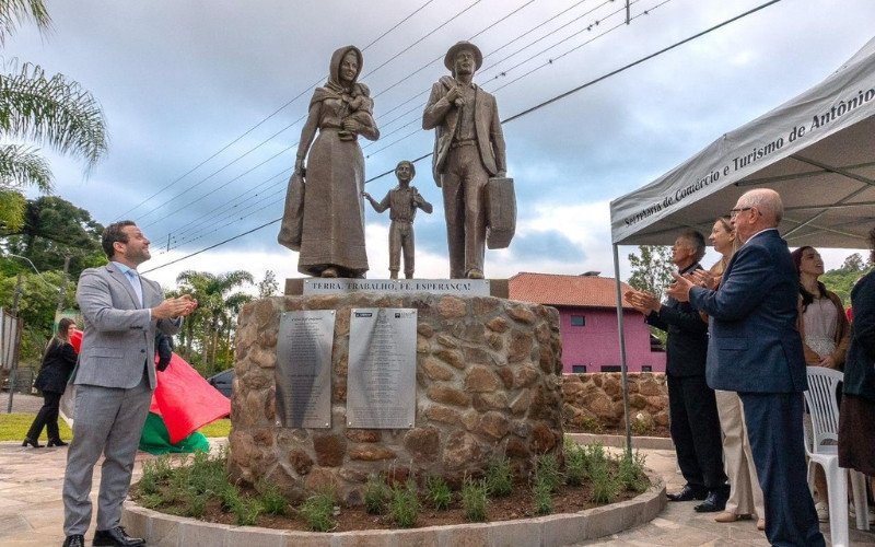 monumento em homenagem aos 150 anos da imigração italiana em antônio prado no rs