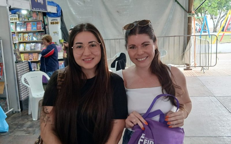 As amigas Thalia Ubinski e Camila Bogiel gostaram da variedade de livros 