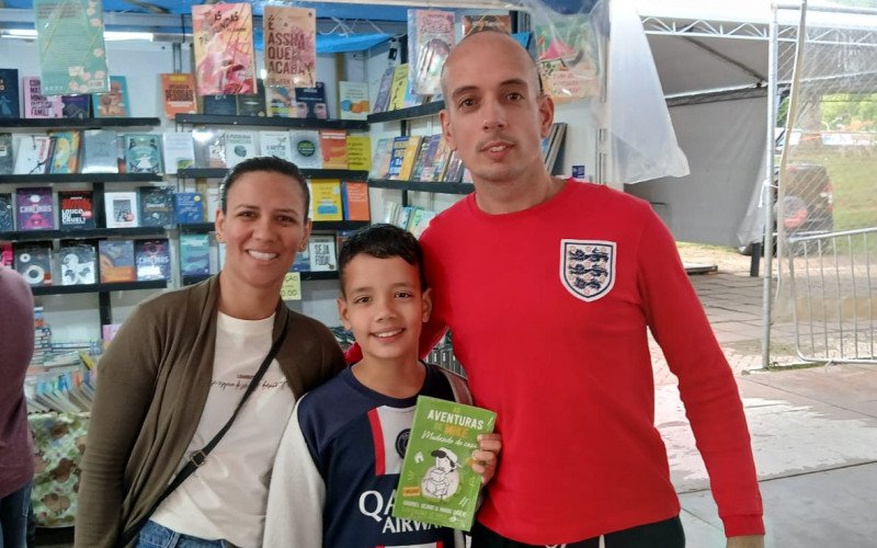 Jorge Doili visitou a feira com o filho Fernando Doili e a Esposa Anelise Leal