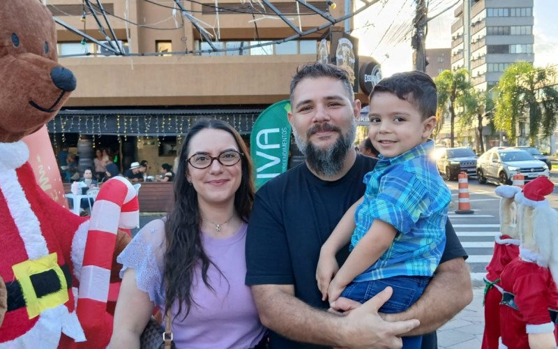 Franciele Frota Saraiva, o marido Filipe Gil e o filho Leo Gil aproveitaram o evento em família