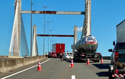 BR-448: Carro é prensado entre caminhões em Canoas