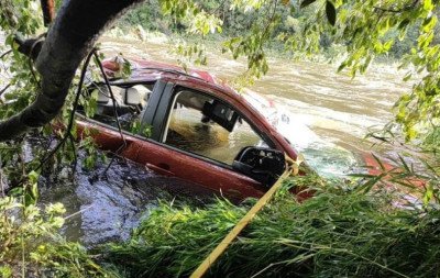 Carro fica submerso e corpo de motorista é encontrado às margens do rio; Defesa Civil do RS confirma morte durante ciclone