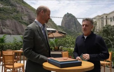 Durante entrevista no Domingão com Huck, príncipe William recebe foto rara da mãe: "Que coisa linda"