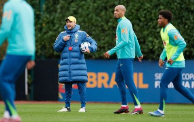 Incompleta, seleção brasileira faz 1º treino em Londres para amistoso com o Senegal