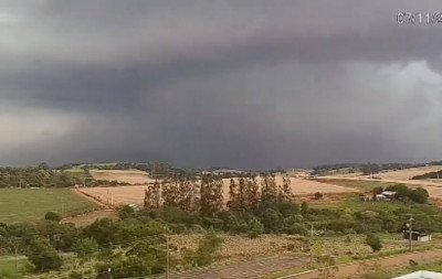 Vídeo mostra chegada de tornado devastador ao Paraná