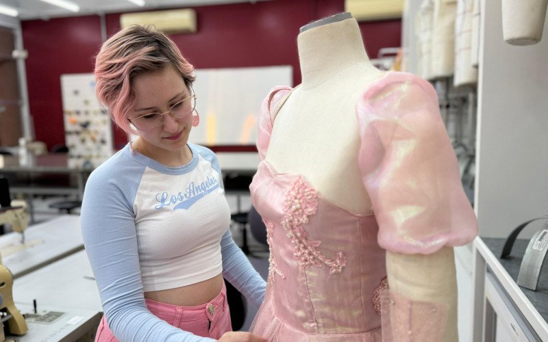 Estudante descobriu na confecção do vestido novas habilidades | abc+