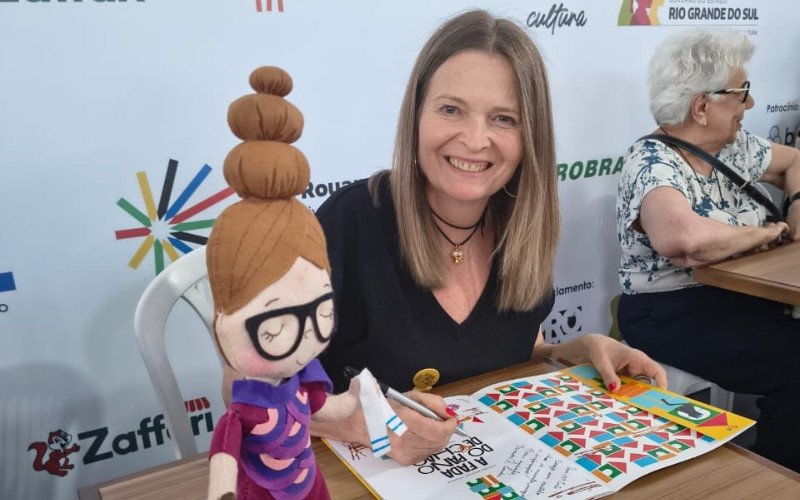 Eneida autografou obra | abc+