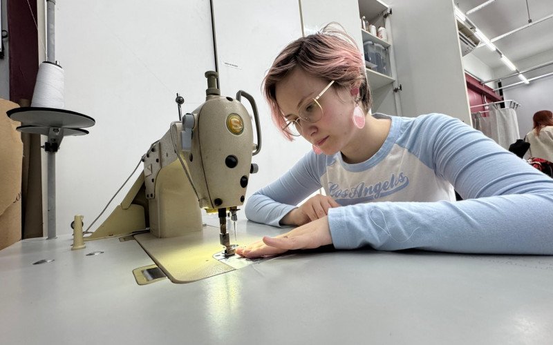 Estudante descobriu na confecção do vestido novas habilidades | abc+