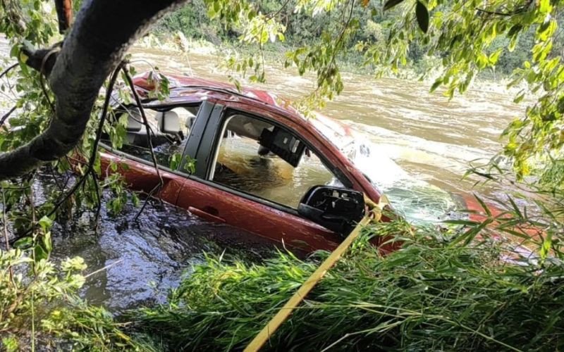 Carro fica submerso e corpo de motorista é encontrado às margens do rio; Defesa Civil do RS confirma morte durante ciclone | abc+
