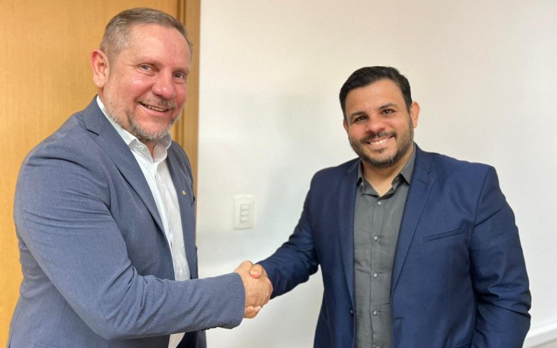 Prefeito Heliomar Franco com o novo secretário de Cultura, Geison Freitas