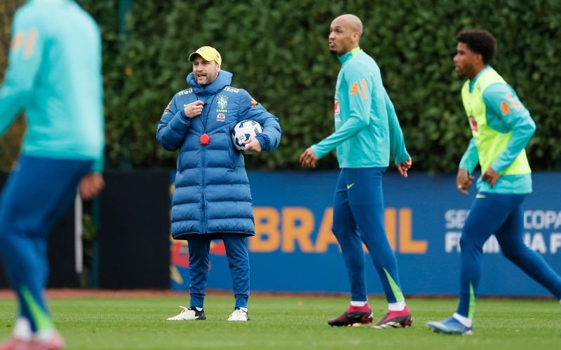 Treino da seleção em Londres nesta segunda-feira (10) | abc+