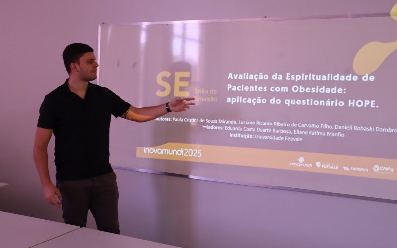 Feira de Inicia&ccedil;&atilde;o Cient&iacute;fica e Semin&aacute;rio de Extens&atilde;o ocorrem durante o Inovamundi na Universidade Feevale at&eacute; esta sexta-feira. Luciano participou de trabalho sobre espiritualidade e tratamento para obesidade