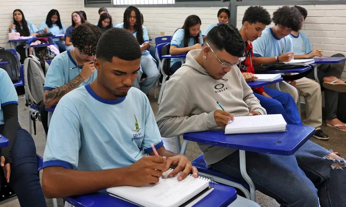 Beneficiário do Pé-de-Meia ganha R$ 200 se fizer dois dias de Enem | abc+