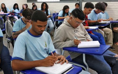 Beneficiário do Pé-de-Meia ganha R$ 200 se fizer dois dias de Enem