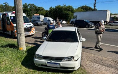 RS-240: Motociclista fica ferido após colisão com carro ao desviar de caminhão