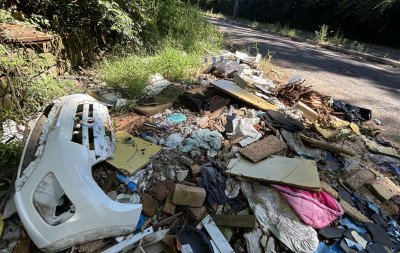 Lixo eletrônico, móveis e até peça de carro: Rua de Novo Hamburgo vira lixão a céu aberto e preocupa moradores