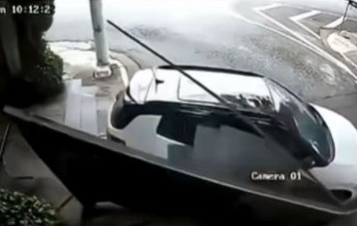 VÍDEO: Motorista bêbada derruba portão de motel para fugir sem pagar