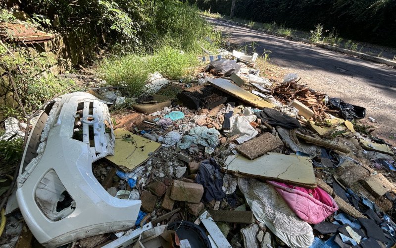 De lixo doméstico a peças de carros foram descartados na Rua dos Eucaliptos, no bairro Ideal | abc+