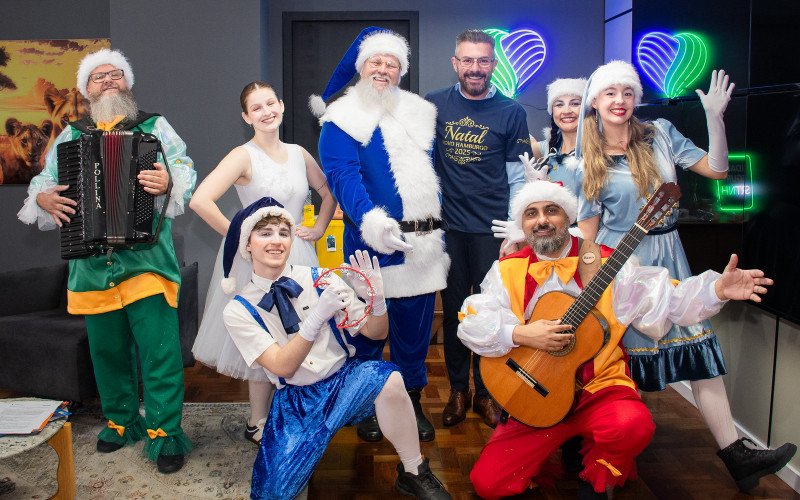 Papai Noel de Novo Hamburgo usa roupa azul | abc+