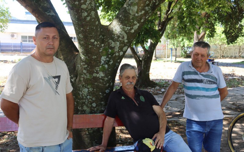 Delmar de Souza, Orlando e Delmar Jacobes sentem falta de banheiros e bebedouros na Praça Centenário desde a demolição da lanchonete | abc+
