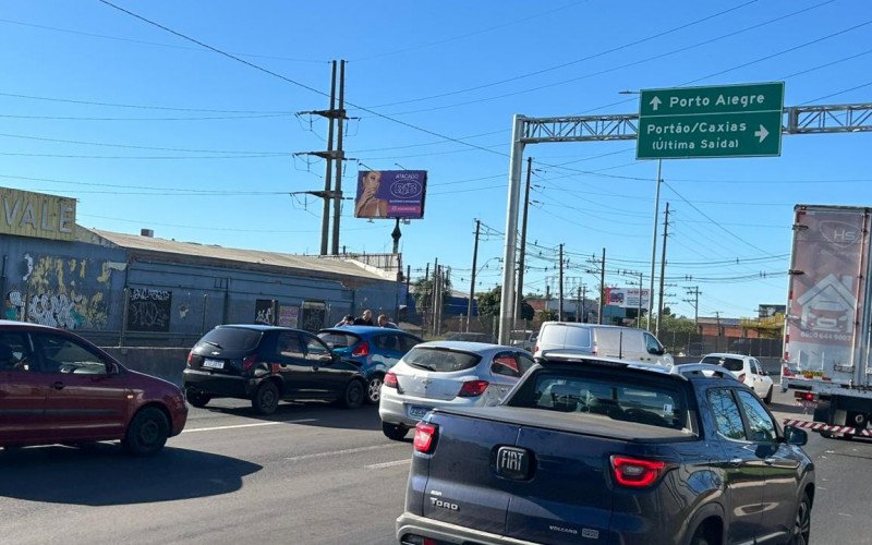 BR-116: Engavetamento entre três veículos causa congestionamento no trecho de Novo Hamburgo

