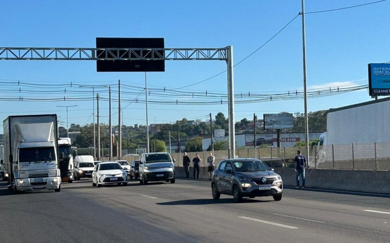 BR-116: Engavetamento entre três veículos causa congestionamento no trecho de Novo Hamburgo

