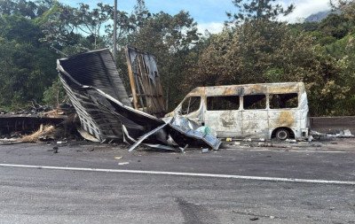 VÍDEO: Veículos ficam destruídos após acidente com uma morte e bloqueio total em rodovia; família estava em van com destino ao Beto Carrero