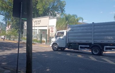 Circulação de caminhões em via proibida gera reclamação no bairro Hamburgo Velho; entenda