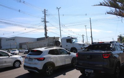 "Eu evito passar ali": Rotatória do ParkShopping registra acidentes quase diariamente, apontam motoristas