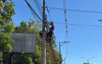 Operação poste limpo: Cidade da região trabalha na retirada de fios em desuso