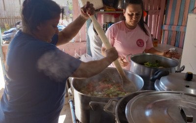 Projetos sociais promovem campanha para arrecadar itens e montar cestas de Natal a famílias carentes