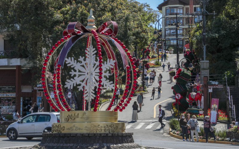 Turistas aproveitam tempo seco para passear pelo Centro de Gramado