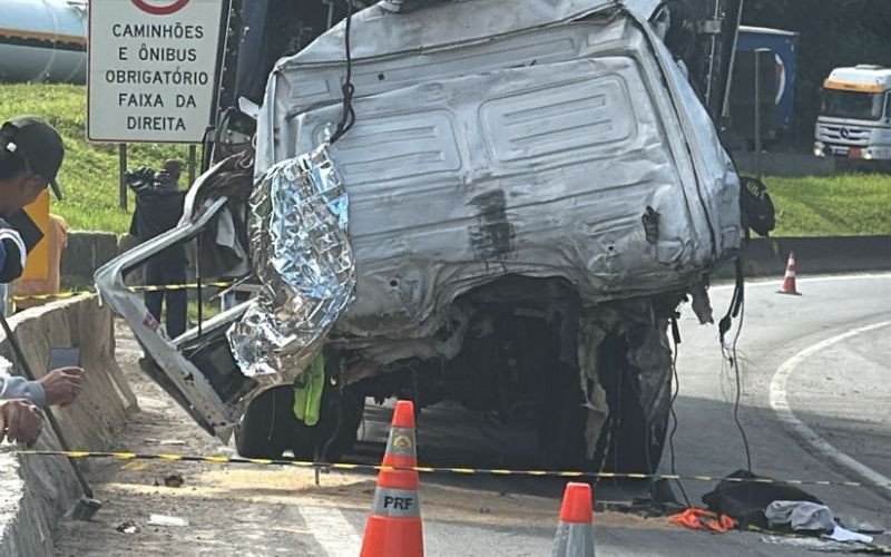 BR-376: Grave acidente causa uma morte e bloqueio total em rodovia; mais de 10 ficam feridos
