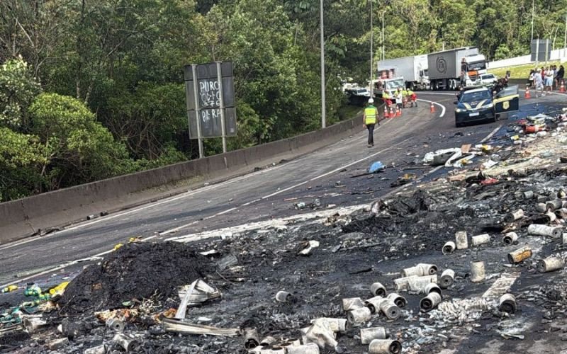BR-376: Grave acidente causa uma morte e bloqueio total em rodovia; mais de 10 ficam feridos
