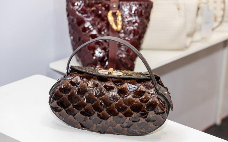 Bolsas com couro exótico são destaque da Artesana | abc+