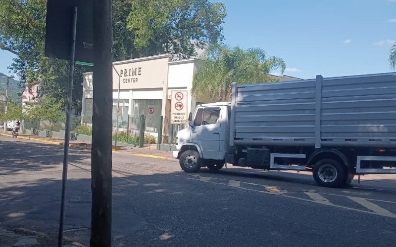 Passagem de caminhão em via proibida gera reclamação no bairro Hamburgo Velho, em Novo Hamburgo | abc+