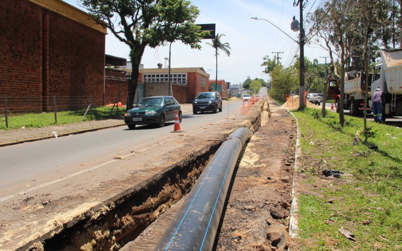 Tubulação sendo instalada na Vereador Rodrigues de Oliveira
