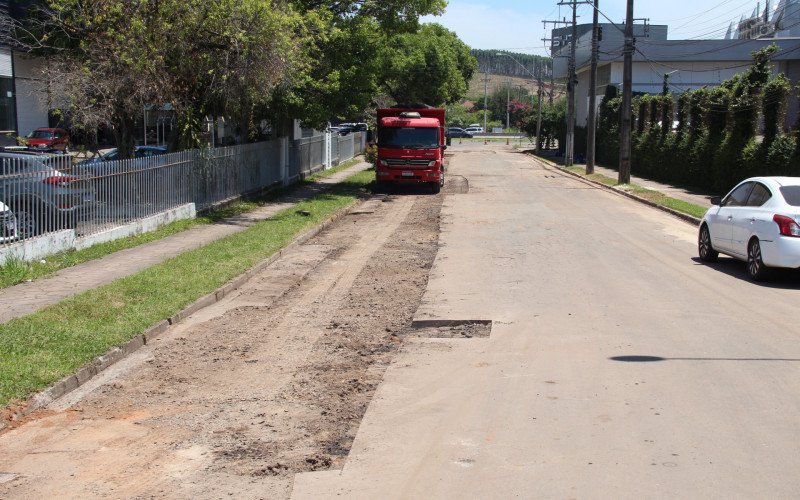 Tubulação sendo instalada na Vereador Rodrigues de Oliveira