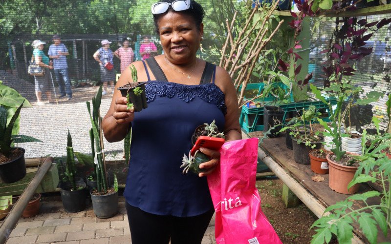 Maria dos Anjos  faz a compostagem em casa e retira mudas no Projeto Floração | abc+