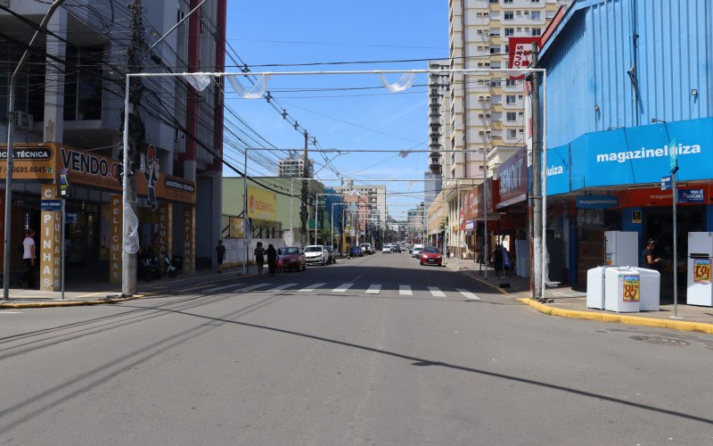 Pórticos na Avenida Pedro Adams Filho, que estará decorado com um túnel de estrelas | abc+