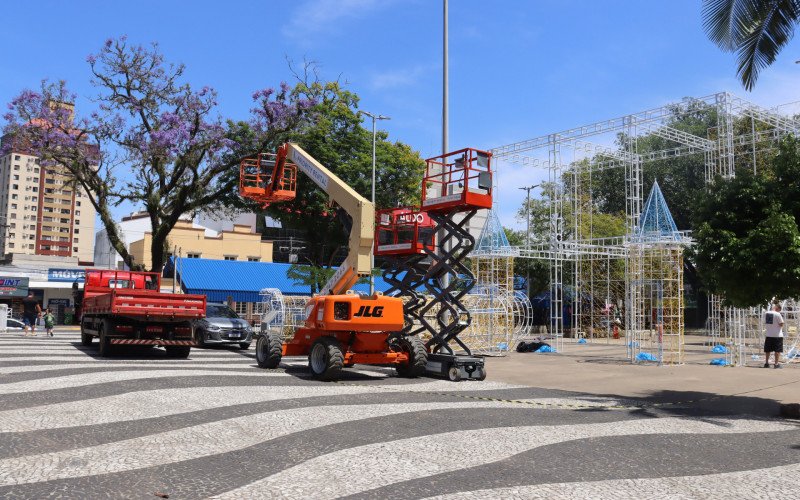 Decoração está sendo montada na Praça do Imigrante, Centro de Novo Hamburgo | abc+