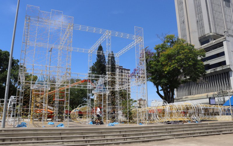 Decoração está sendo montada na Praça do Imigrante, Centro de Novo Hamburgo | abc+