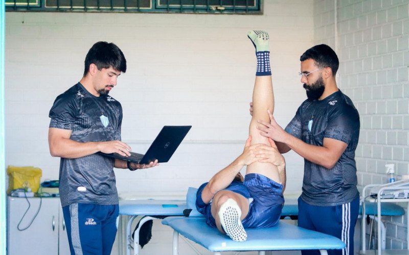 Celso Casarin (com o notebook) e Dorival Fonseca (com as mãos na perna do jogador) são os fisioterapeutas do Noia | abc+